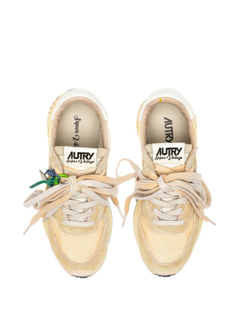 Sneakers con charm 
