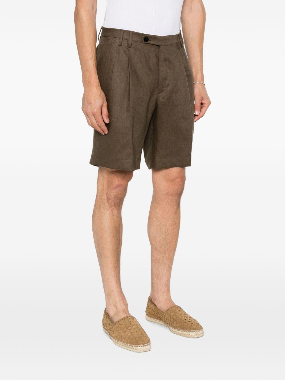 Shorts marroni con pieghe 