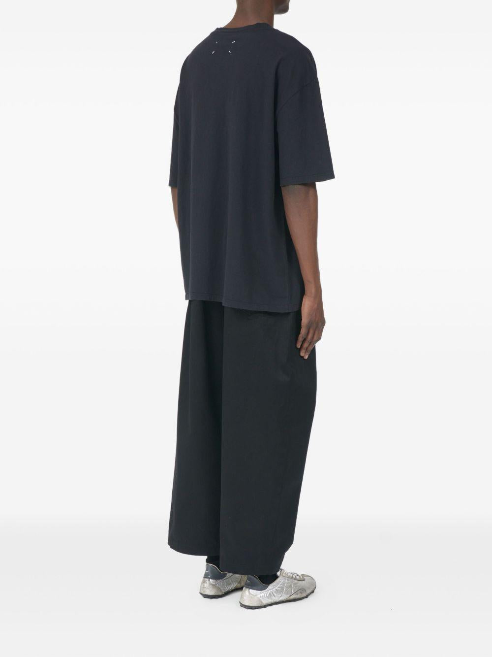 T-shirt nera con grafica numerica 