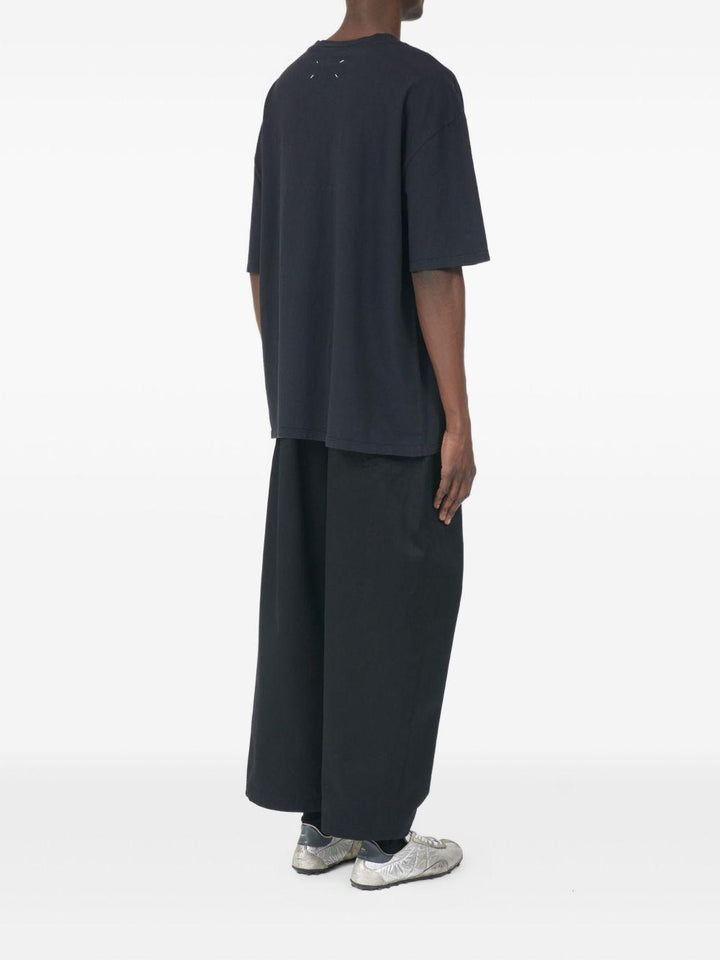 T-shirt nera con grafica numerica 