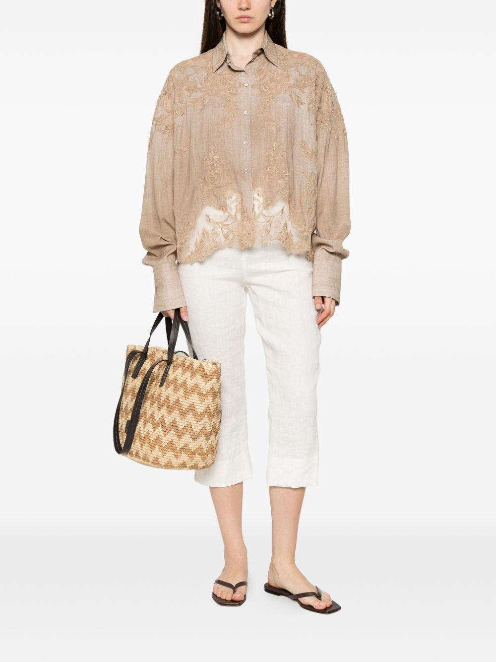 Camicia con ricamo floreale 