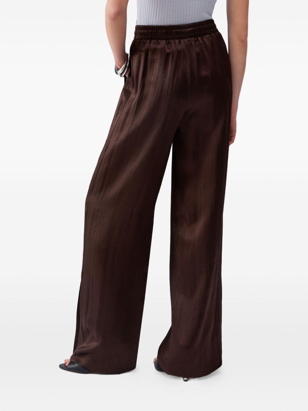 Pantaloni svasati con placca logo 