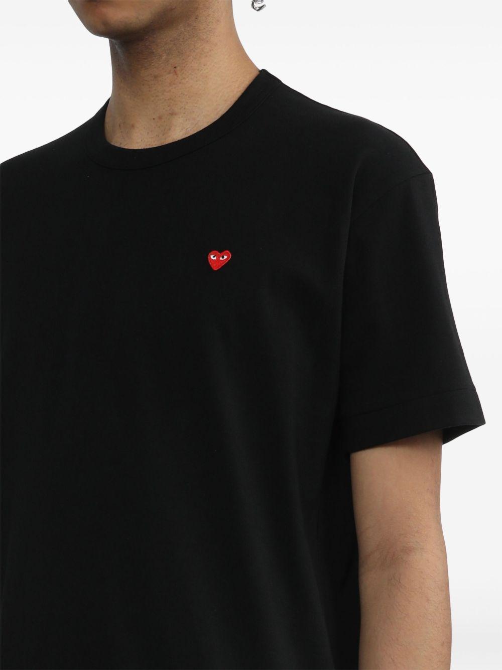 T-shirt nera e rossa con applicazione logo 