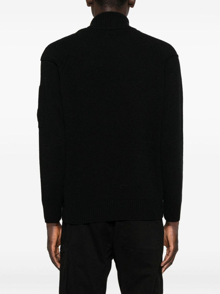 Maglione nero a collo alto 