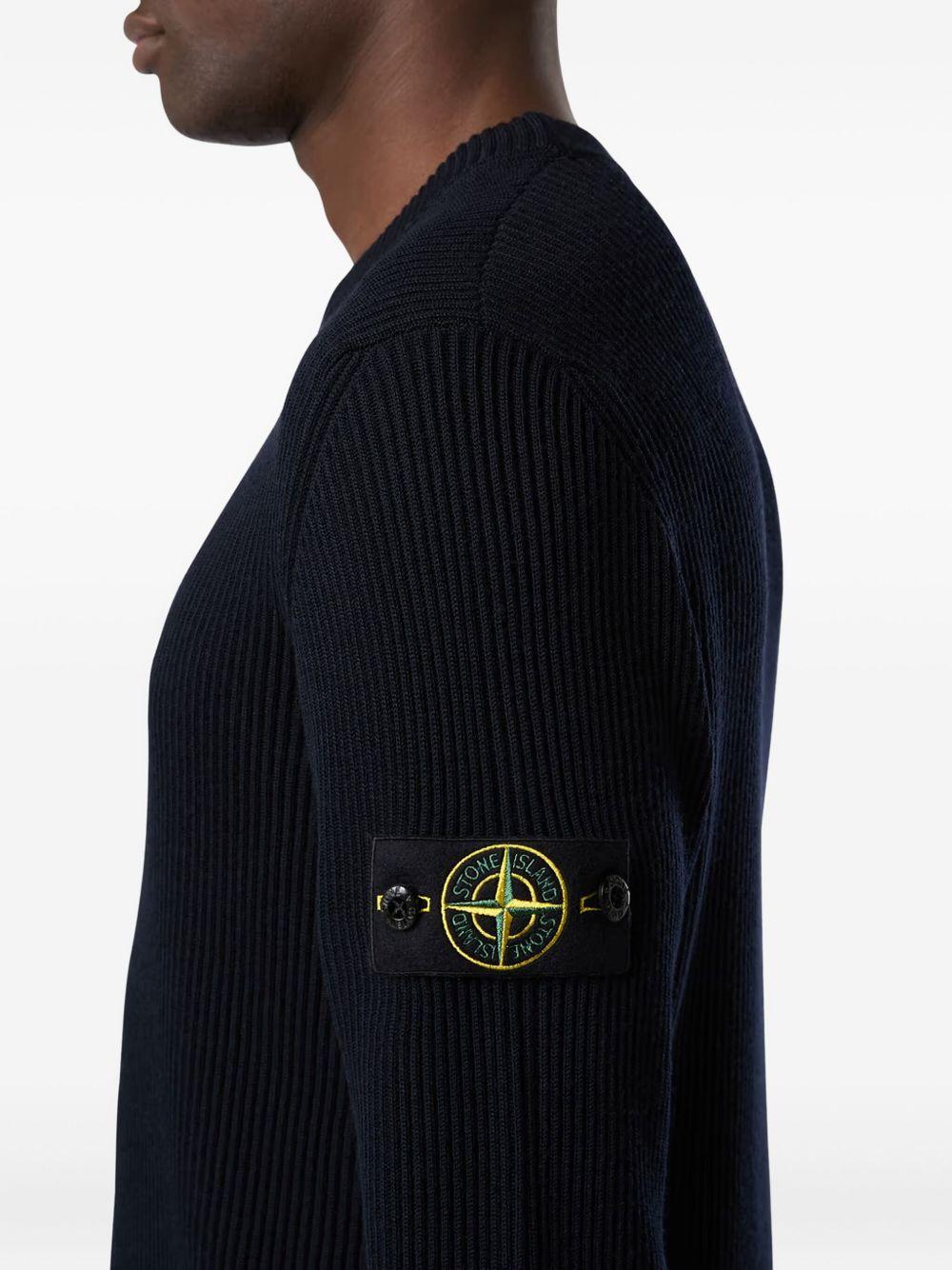 Maglione navy a coste con applicazione logo