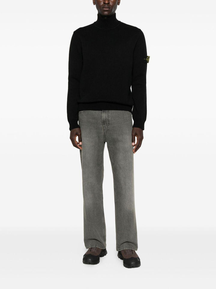 Maglione nero a coste con collo alto 