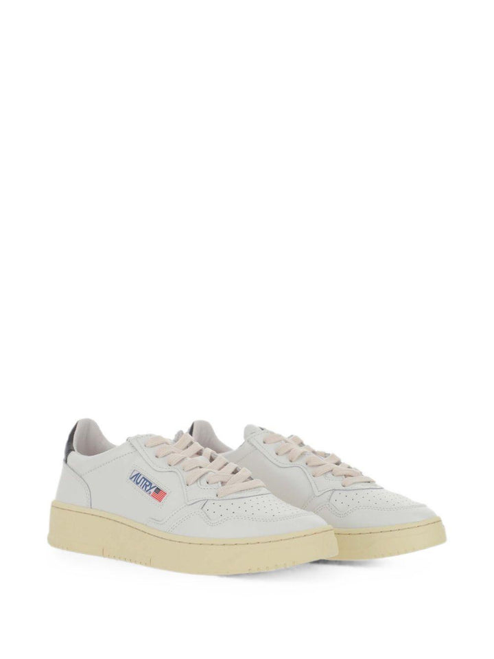 Sneaker bianche con talloncino nero 