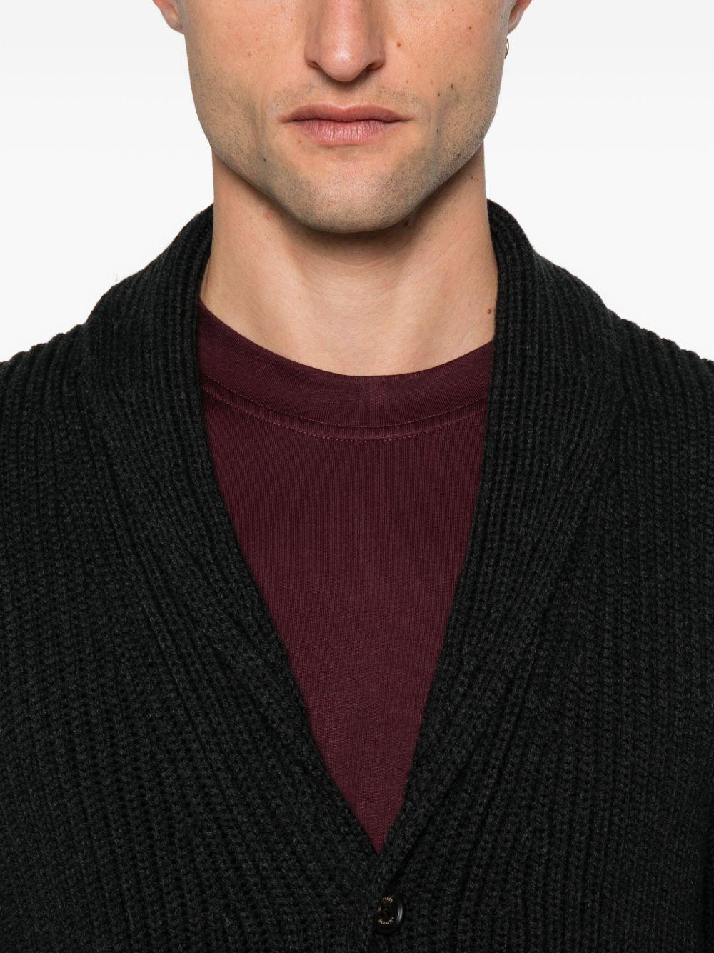Cardigan nero con scollo a scialle e abbottonatura frontale 