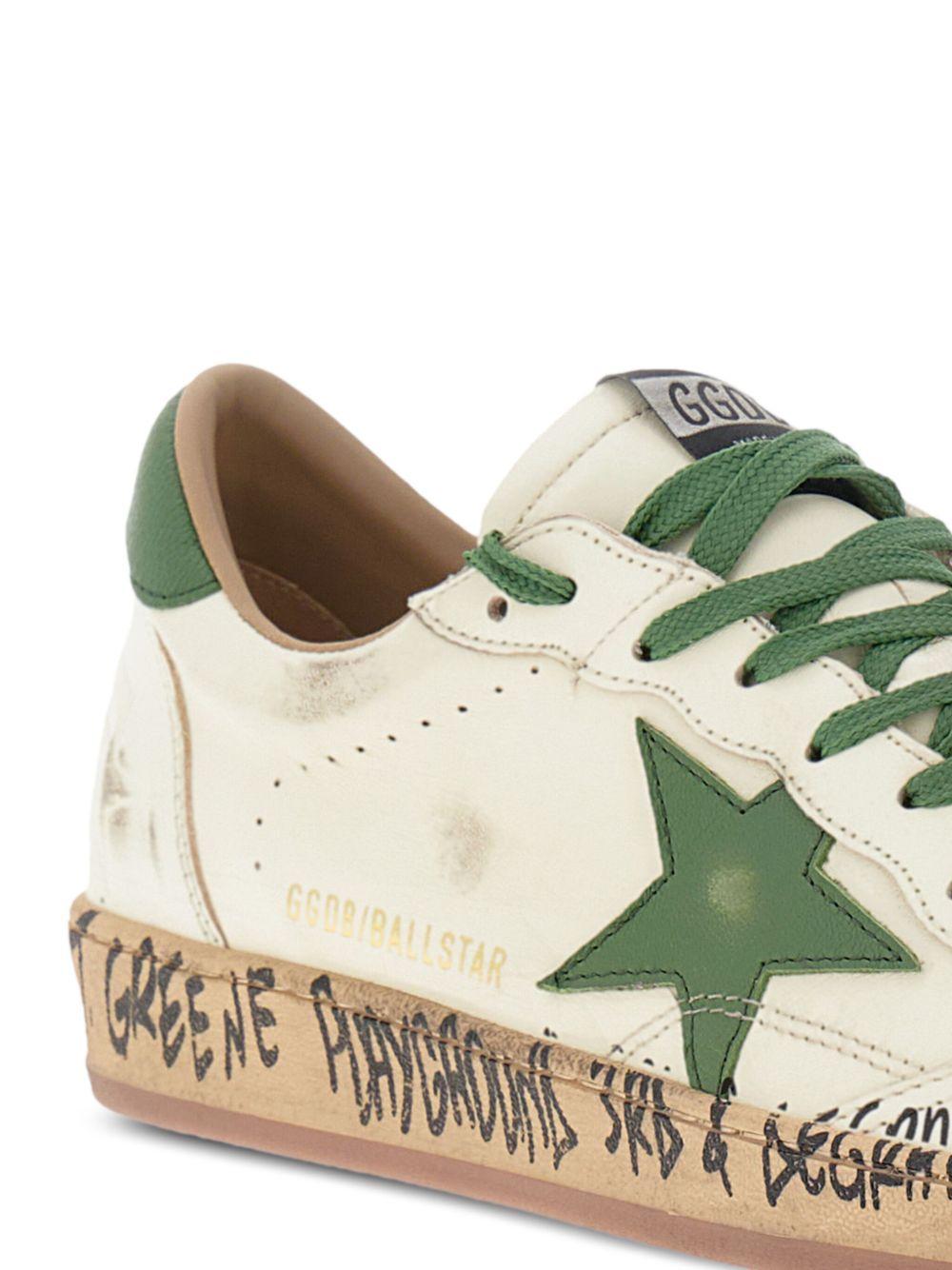 Sneakers bianche opache con applicazione stella verde 